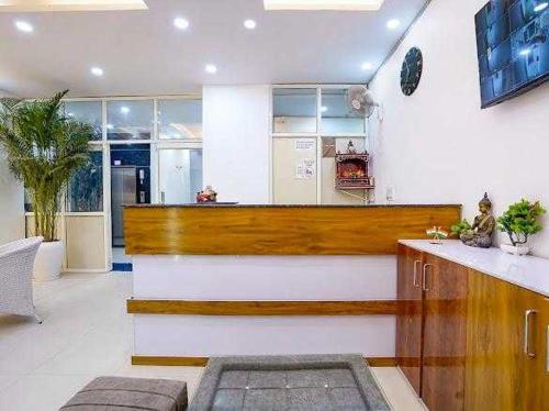 Μια τηλεόραση ή/και κέντρο ψυχαγωγίας στο Townhouse Subharti University Meerut Formerly Hotel Celebration