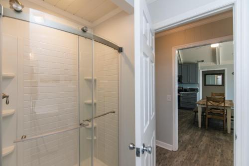 eine Dusche in einem Badezimmer mit einer Glastür in der Unterkunft Barefoot Bungalow in Edisto Island