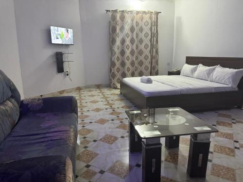 Μια τηλεόραση ή/και κέντρο ψυχαγωγίας στο Golden Lily Hotels