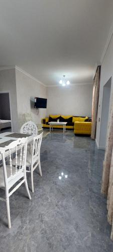 Hostel Qebele tesisinde bir televizyon ve/veya eğlence merkezi