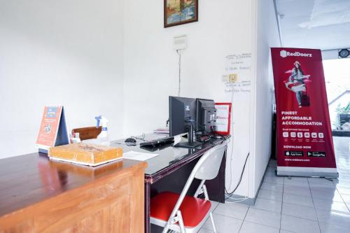Μια τηλεόραση ή/και κέντρο ψυχαγωγίας στο RedDoorz Syariah near Gatot Subroto Lampung 4