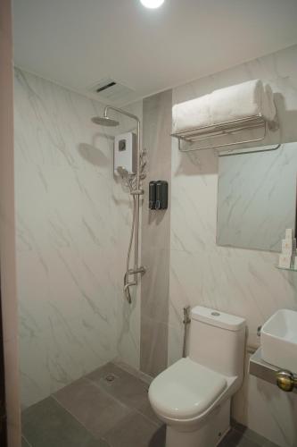 a bathroom with a shower and a toilet and a sink at Ragazzi Resort Hotel in Naga