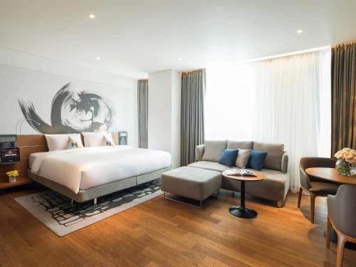 Кровать или кровати в номере Novotel Ambassador Seoul Dongdaemun Hotels & Residences