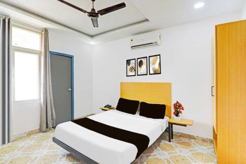 Katil atau katil-katil dalam bilik di Hotel O Daraganj Ghat Prayagraj Formerly Purohit Inn