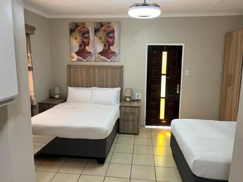 Postel nebo postele na pokoji v ubytování Zonke Bonke Guest House Lydenburg
