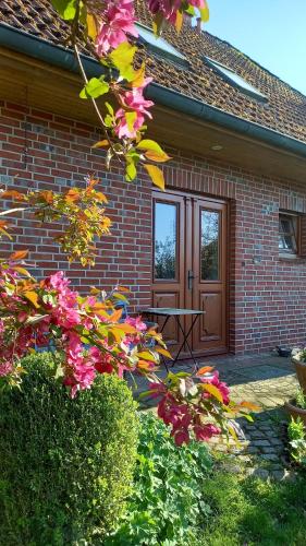 a brick house with a table in front of it at Ferienwohnung Wiesenblick in Gödenstorf