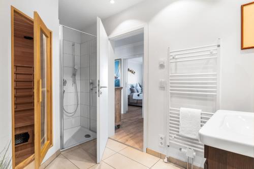 un baño con ducha y lavabo en Spinnaker, en Olpenitzdorf