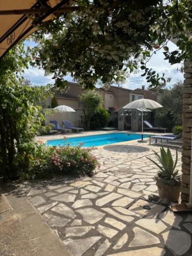 Piscina a La Maison Rose o a prop
