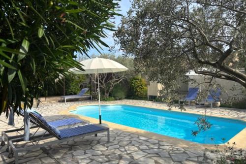 Piscina a La Maison Rose o a prop