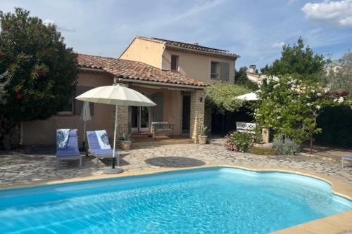 Piscina a La Maison Rose o a prop