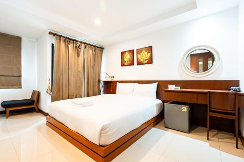 a hotel room with a bed and a desk at XX YON INN - Sukhumvit 4 BTS NANA in Bangkok