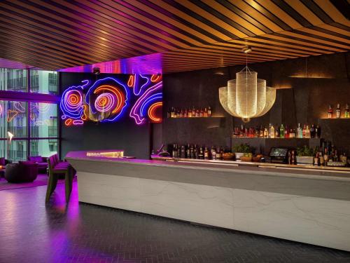 Ο χώρος του lounge ή του μπαρ στο SO/ Auckland