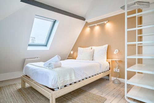 ein Schlafzimmer mit einem Bett und einem Bücherregal in der Unterkunft Studio mansardé à deux pas de la Citadelle in Lille