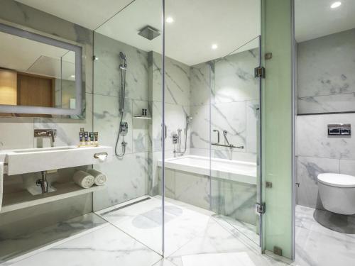 Ένα μπάνιο στο Novotel Vijayawada Varun