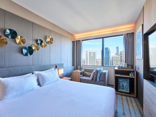 Кровать или кровати в номере Novotel Melbourne Central