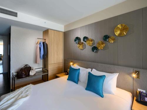 Кровать или кровати в номере Novotel Melbourne Central