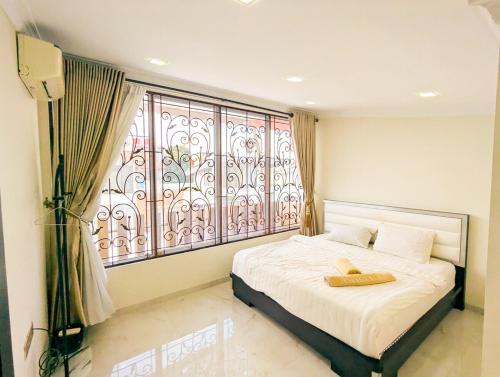 バタム・センターにあるLovina C3 no 8 at Tropicana Residenceのベッドと大きな窓のある寝室