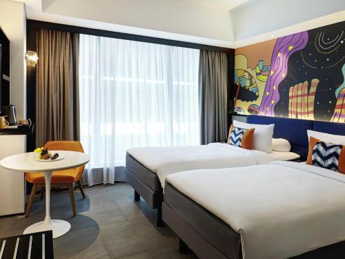 Postel nebo postele na pokoji v ubytování ibis Styles Jakarta Tanah Abang
