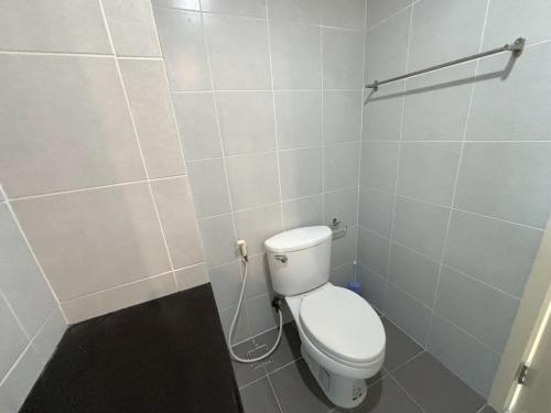 Un baño con un inodoro blanco en una habitación. en 芭提雅市中心大空间公寓酒店预定 城景健身房泳池舒适型公寓 日租周租月租灵活, en Pattaya South