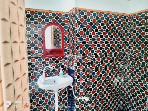 ein Badezimmer mit Waschbecken und Spiegel in der Unterkunft Good luck homestay 