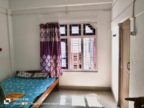 ein kleines Zimmer mit einem Bett und einem Fenster in der Unterkunft Good luck homestay 