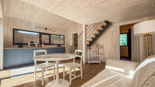 eine Küche und ein Esszimmer mit Tisch und Stühlen in der Unterkunft A-Frame Villas in Buşteni