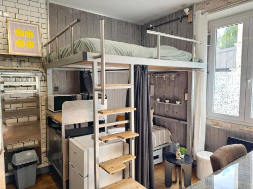 a bunk bed in a tiny house at Le Corsaire in Angers