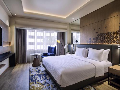 Ένα ή περισσότερα κρεβάτια σε δωμάτιο στο Mercure Jakarta Batavia