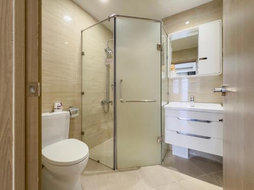 een badkamer met een douche, een toilet en een wastafel bij Cityhouse - LightHouse SG in Ho Chi Minh-stad