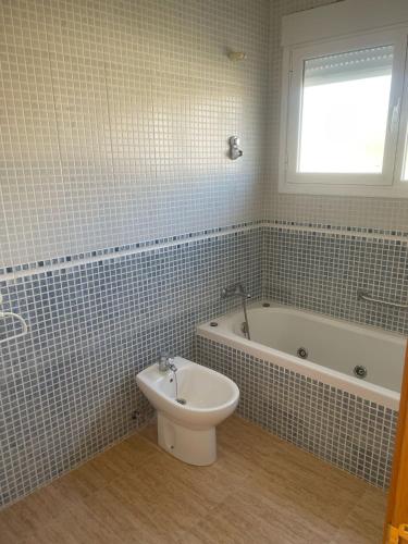 a bathroom with a toilet and a bath tub at Cuencaloft Villa Paraíso in Carrascosa del Campo