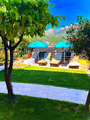 Un jardín fuera de Hotel Oceanis