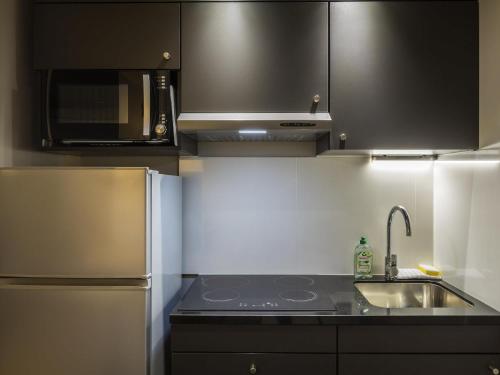 Кухня или мини-кухня в Aparthotel Adagio access Montpellier Centre
