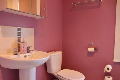 ein Badezimmer mit einer weißen Toilette und einem Waschbecken in der Unterkunft Comfortable 2 Bed Property with garden - Parking in Hunslet