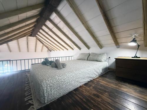 Un dormitorio con una cama con dos zapatos encima. en Mshome La Noble, en Monachil