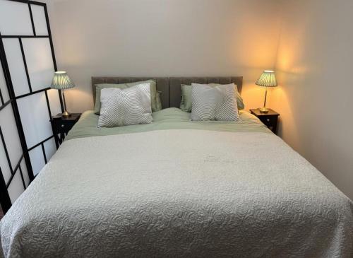 1 cama grande en un dormitorio con 2 lámparas en Annex Studio - Sleeps 2 High-Speed Wifi & Parking, en Liverpool