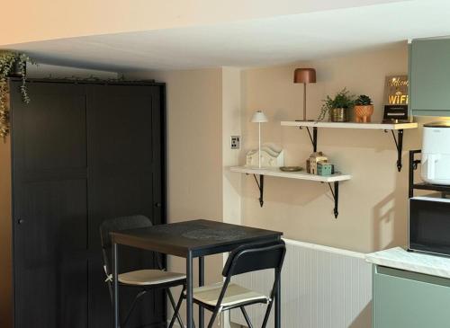 Una cocina con una mesa y sillas en una cocina. en Annex Studio - Sleeps 2 High-Speed Wifi & Parking, en Liverpool