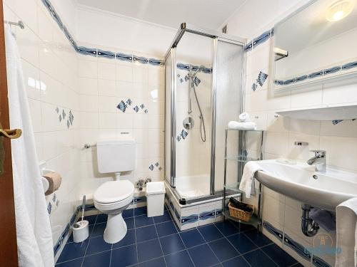 a bathroom with a toilet and a shower and a sink at Auszeit im Haus Elbe Whg.6 in mitten von Döse, 800m bis zum Strand in Cuxhaven