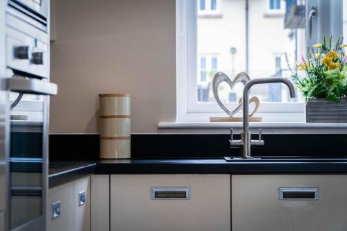 サンダースフットにあるTy Kered - 2 Bed Townhouse - Saundersfootのシンクと窓のあるキッチン