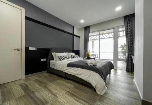 Postel nebo postele na pokoji v ubytování JOMSTAY Octagon Ipoh Suites