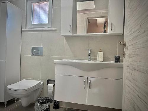 a bathroom with a white sink and a toilet at İstanbulda merkezi konum, müstakil bina in Istanbul