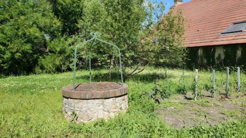 Ein Garten an der Unterkunft Chambres D'hôtes Le Petit Puits