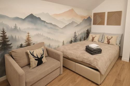 una camera da letto con un letto e una sedia con un murale di montagna di Przytulny Dom w Brennej z jacuzzi i sauną 10 os a Brenna