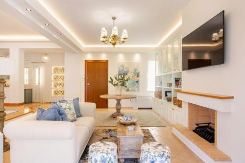 Stylish 2BR-2BA condo in Glifada