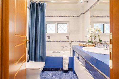 Stylish 2BR-2BA condo in Glifada
