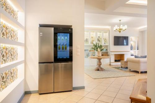 Stylish 2BR-2BA condo in Glifada