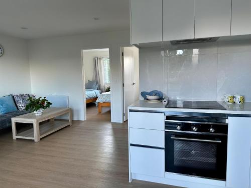 Il comprend une cuisine équipée d'une cuisinière et un salon. dans l'établissement Blanc Suites Collection, à Silverdale