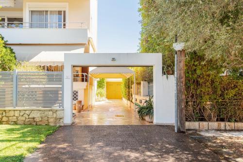 Stylish 2BR-2BA condo in Glifada