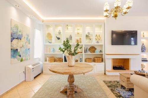 Stylish 2BR-2BA condo in Glifada