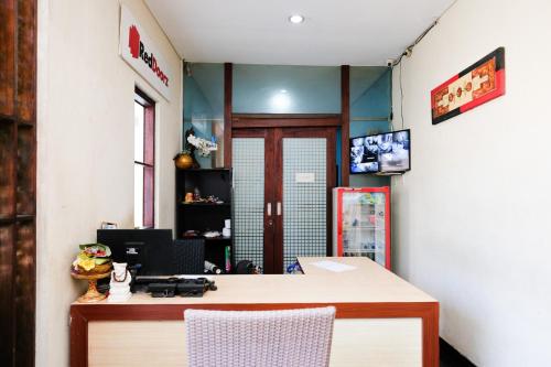 TV a/nebo společenská místnost v ubytování RedDoorz near Legian Street