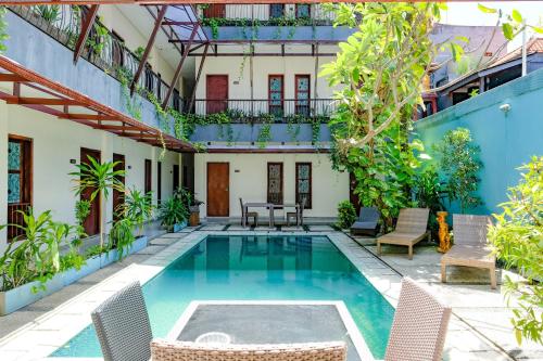 Bazén v ubytování RedDoorz near Legian Street nebo v jeho okolí